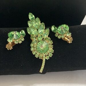 Rare Uranium glass Juliana brooch and earring set This is a book piece. Ref #366